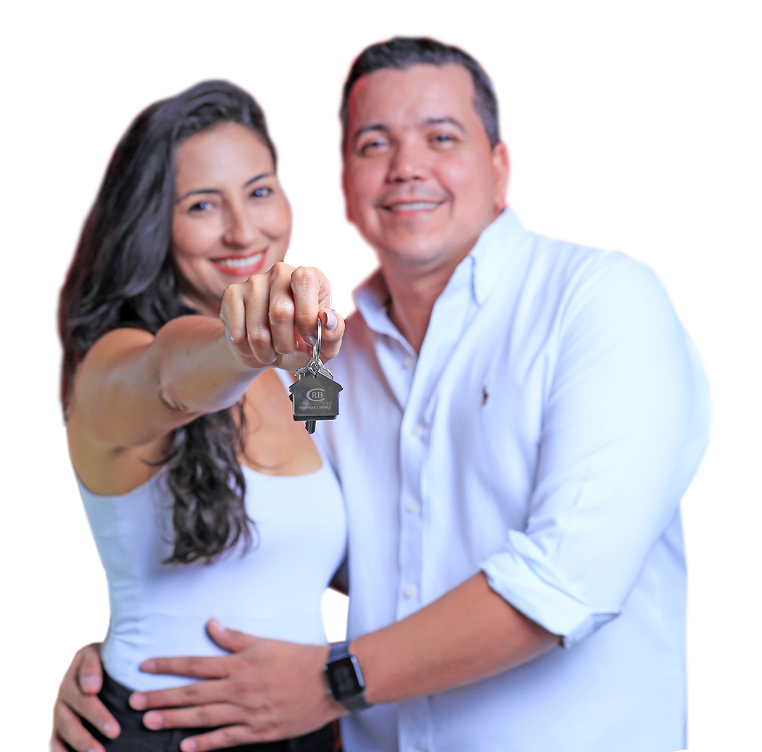 Pareja feliz con llaves de su nuevo hogar de Constructora rodriguez Briñez